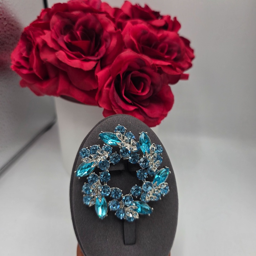 Sparkling Blue Crystal Wreath Brooch Pin Silver Tone Fashion Jewelry Elegant Use
